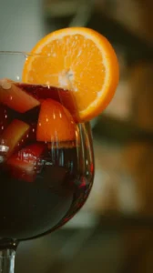 Jarra de bebida com frutas e fatias de laranja, servida gelada no verao