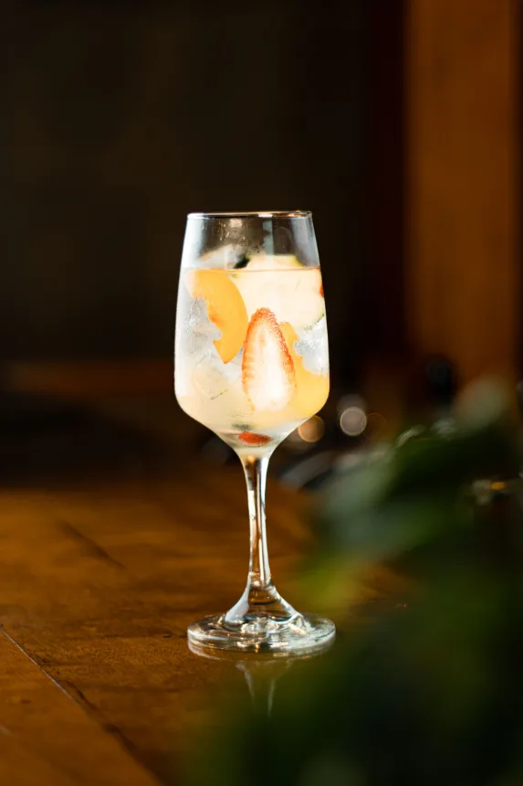 Taca de vinho branco com frutas, base do clerico servido no Uruguai