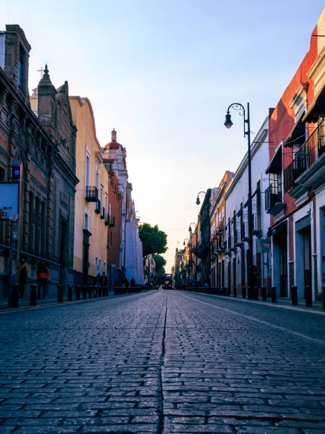 Rua larga de casario colonial ao amanhecer