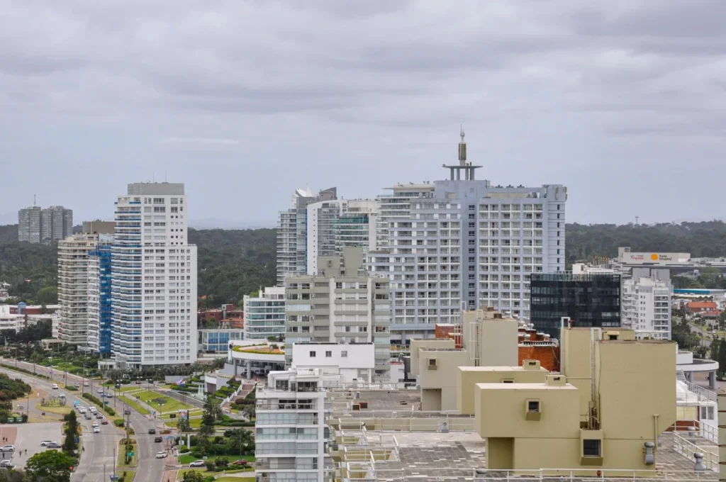 Vista aerea da orla de Punta del Este com predios altos a beira-mar