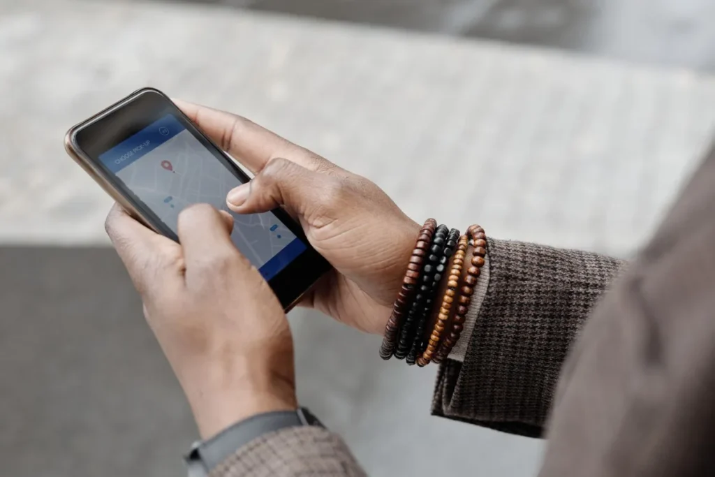 Maos usando um celular ao ar livre