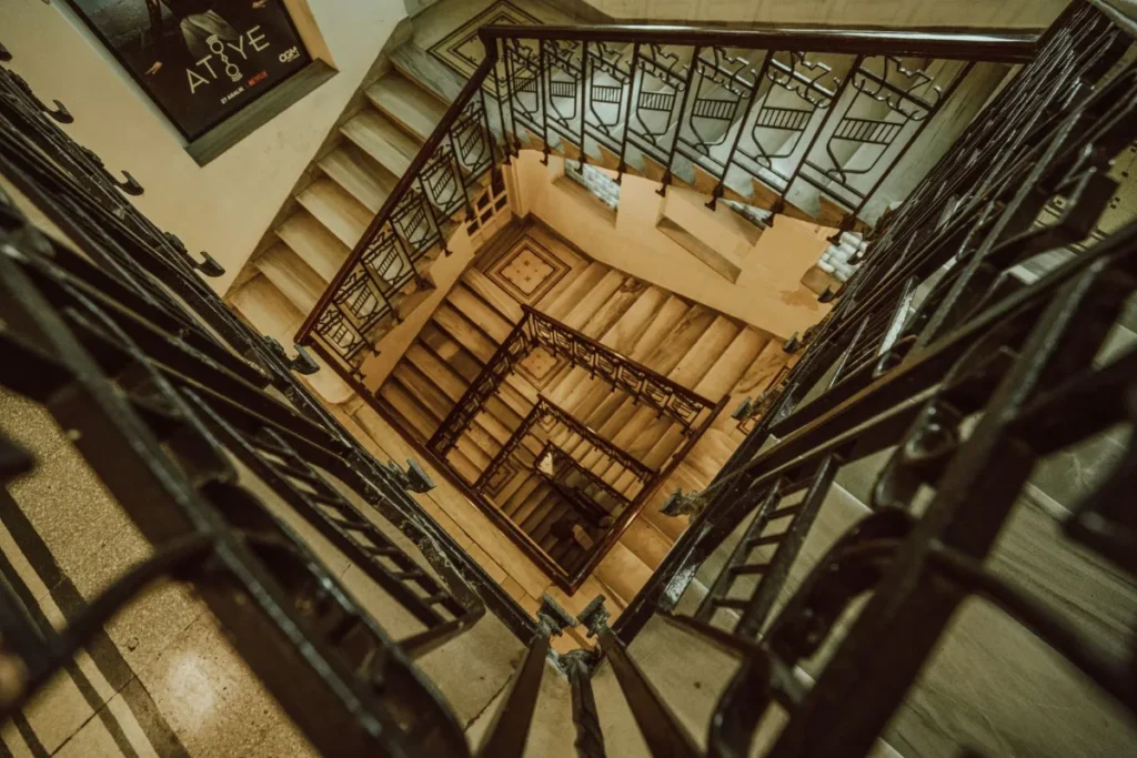 Escadaria em espiral vista de cima em um edificio antigo