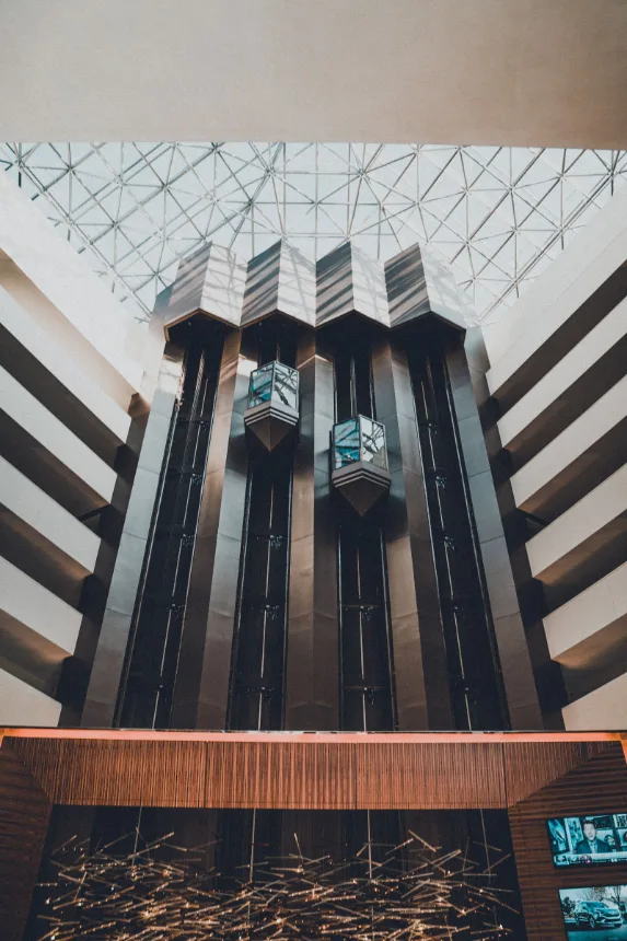 Atrio de um edificio moderno com elevadores panoramicos