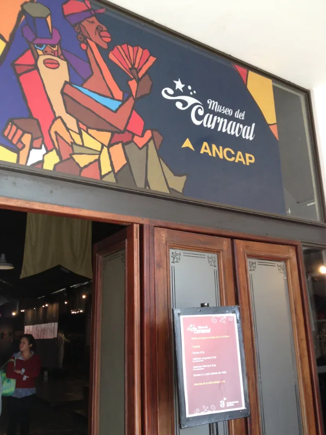 Entrada do Museu do Carnaval, em Montevideo, com o painel de identificacao acima da porta