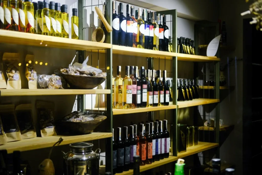 Prateleiras de madeira com garrafas de vinho em loja especializada