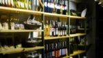 Prateleiras de madeira com garrafas de vinho em loja especializada