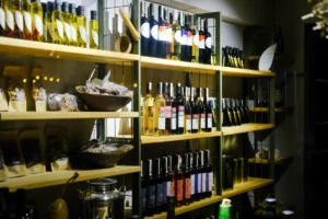 Prateleiras de madeira com garrafas de vinho em loja especializada
