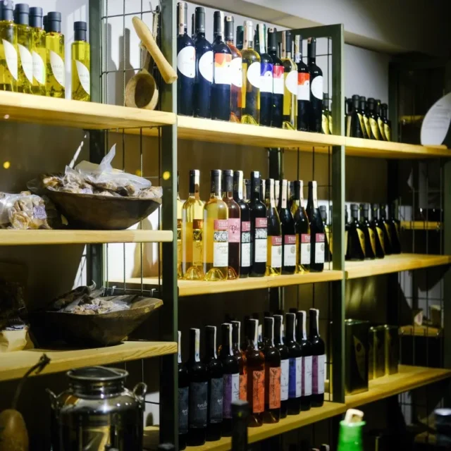 Prateleiras de madeira com garrafas de vinho em loja especializada