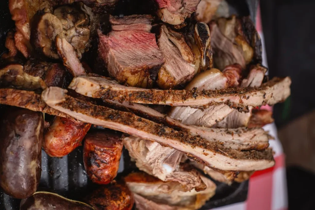 Cortes de carne assados servidos em travessa, com o ponto rosado à mostra