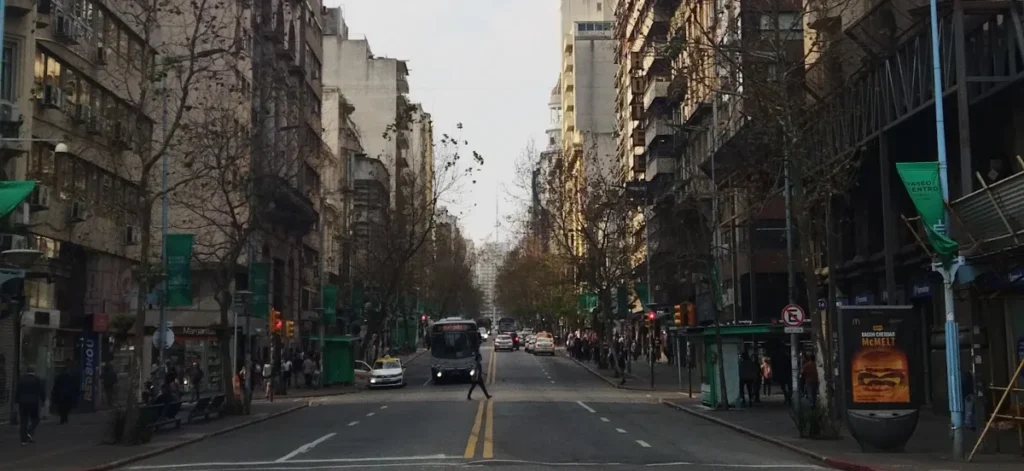 Avenida 18 de Julio, principal via de Montevideo, com onibus e pedestres