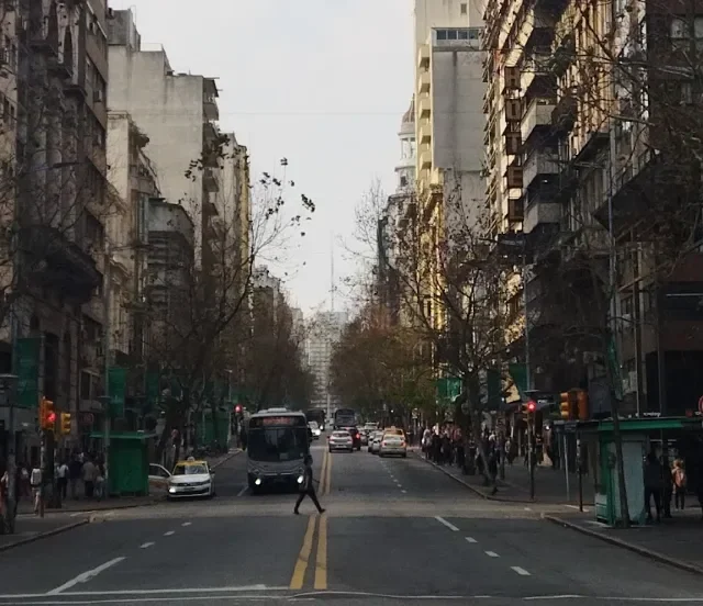 Avenida 18 de Julio, principal via de Montevideo, com onibus e pedestres