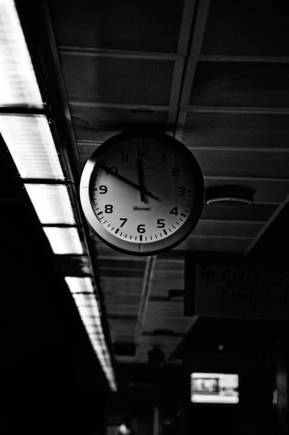 Tres relogios lado a lado marcando horarios diferentes