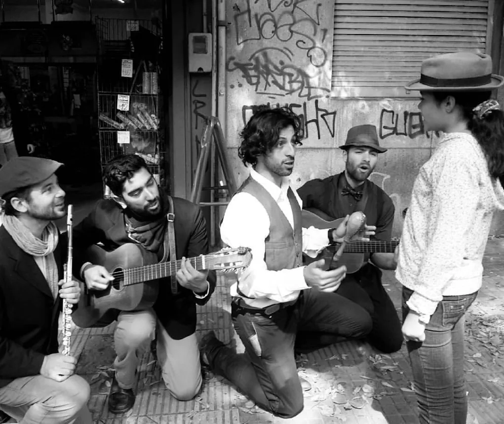 Musicos tocando na rua durante a feira, em foto preto e branco