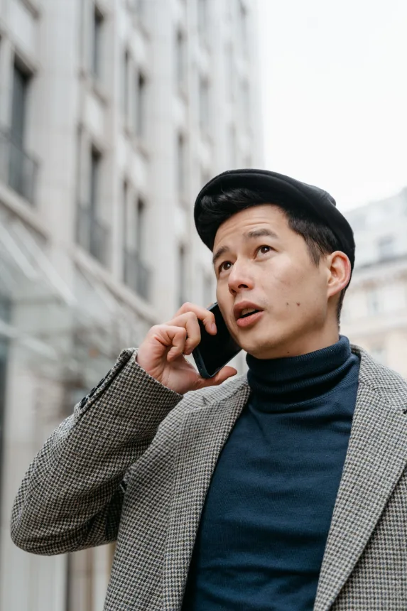 Homem falando ao telefone em uma rua