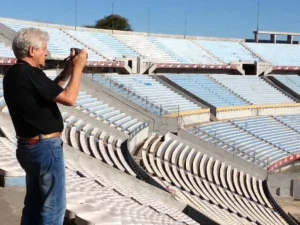 Visitante fotografando as arquibancadas vazias do Estadio Centenario