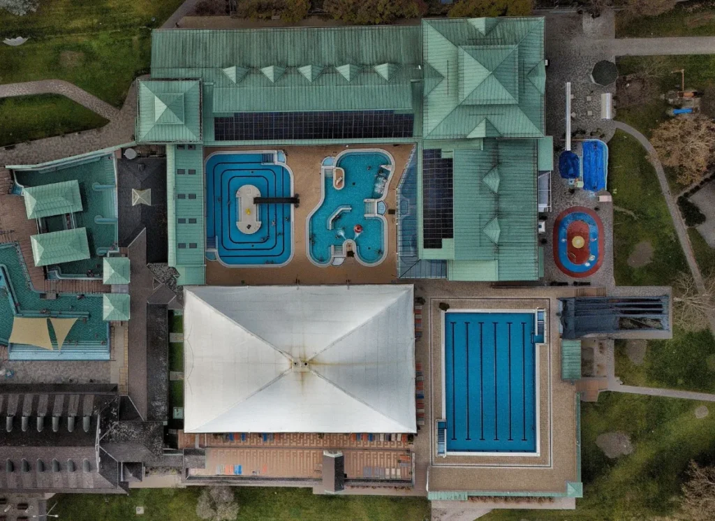 Vista aerea de um complexo aquatico com varias piscinas