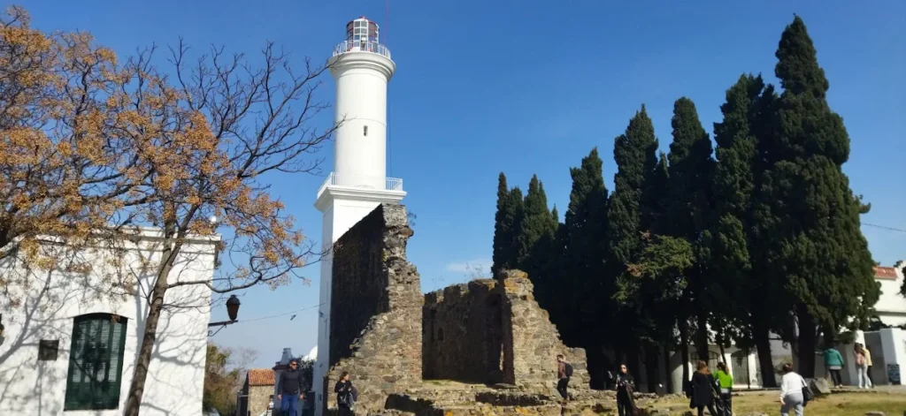Farol de Colonia visto da rua, entre as árvores do Barrio Histórico