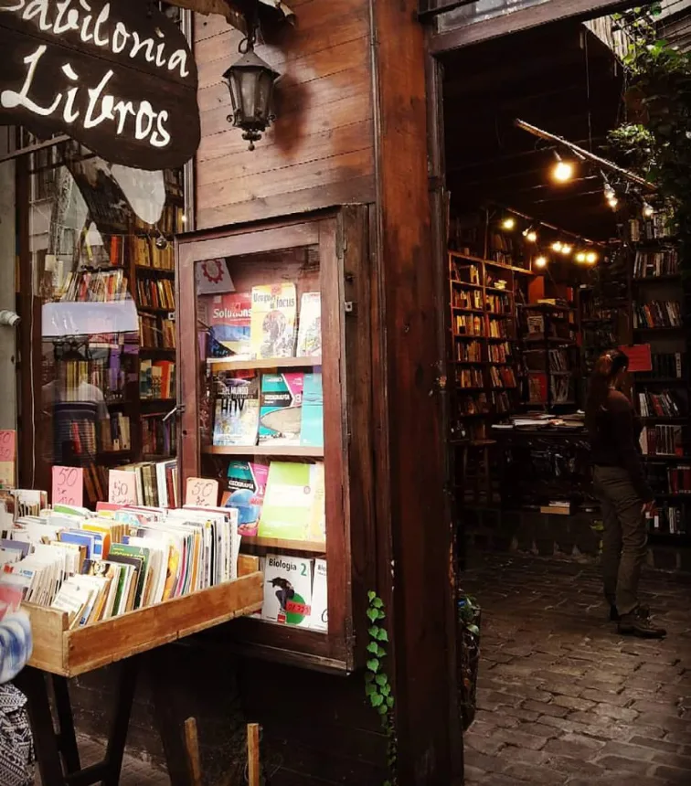 Vitrine de uma livraria com livros expostos na calcada