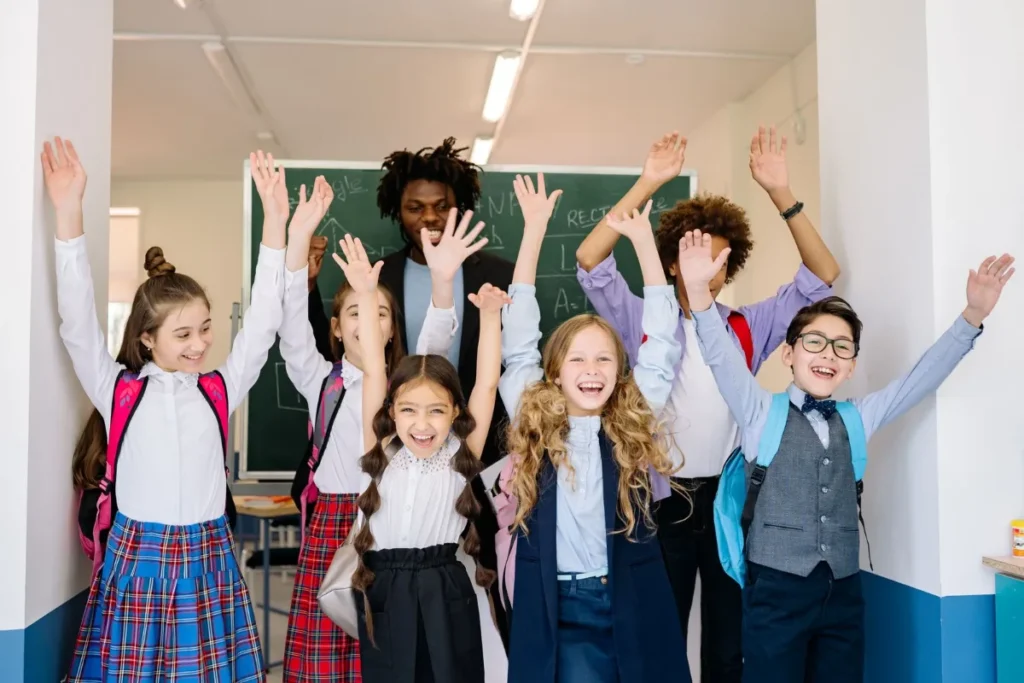 Criancas comemorando dentro da sala de aula no fim do periodo escolar