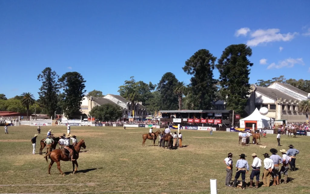 Cavaleiros e cavalos em uma pista de exposicao rural no Parque del Prado