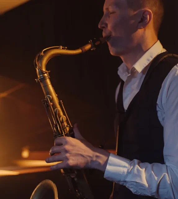 Musico tocando saxofone durante uma apresentacao de jazz