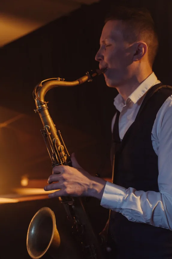Musico tocando saxofone durante uma apresentacao de jazz