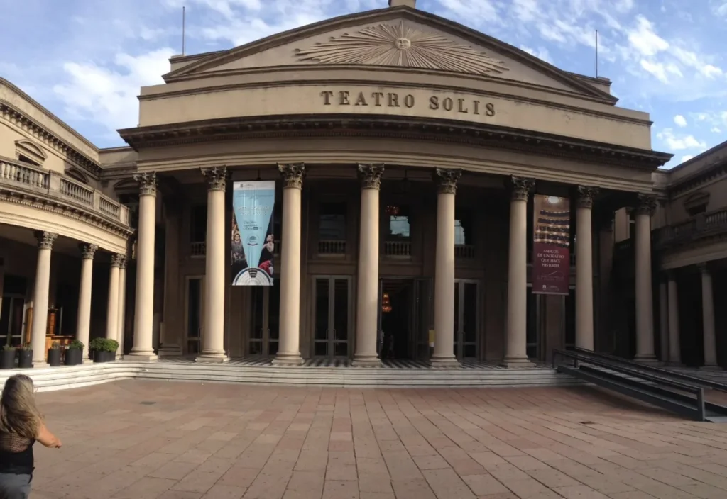 Fachada do Teatro Solis, no centro historico de Montevideo