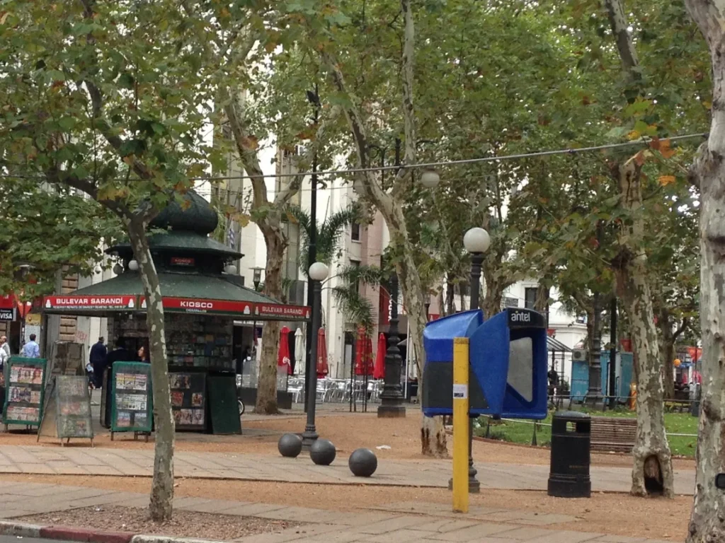 Area central da Plaza Matriz com a fonte de marmore e o quiosque ao fundo