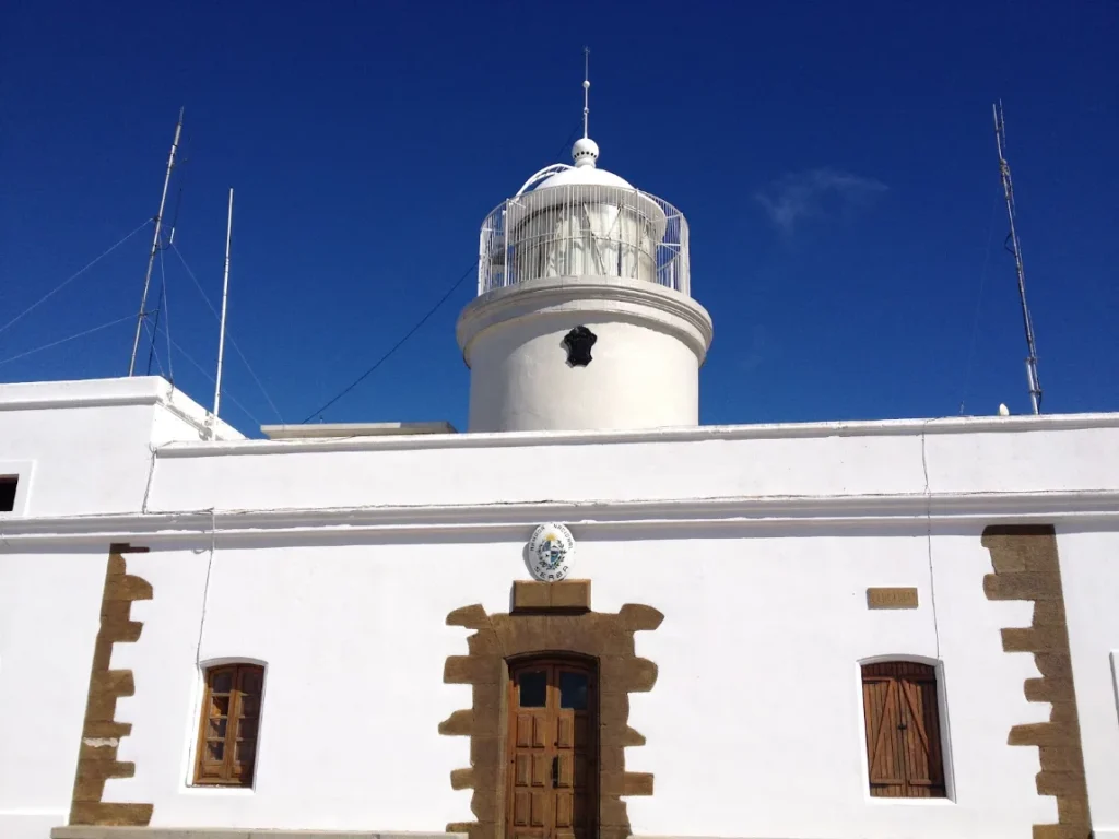 Farol branco erguido sobre o prédio da Fortaleza del Cerro