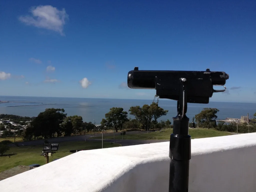 Luneta de observação apontada para o Rio da Prata no mirante da fortaleza