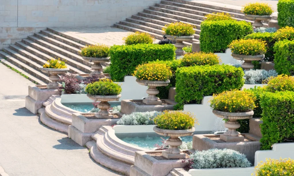 Jardim em terracos com fontes de pedra e vasos com plantas