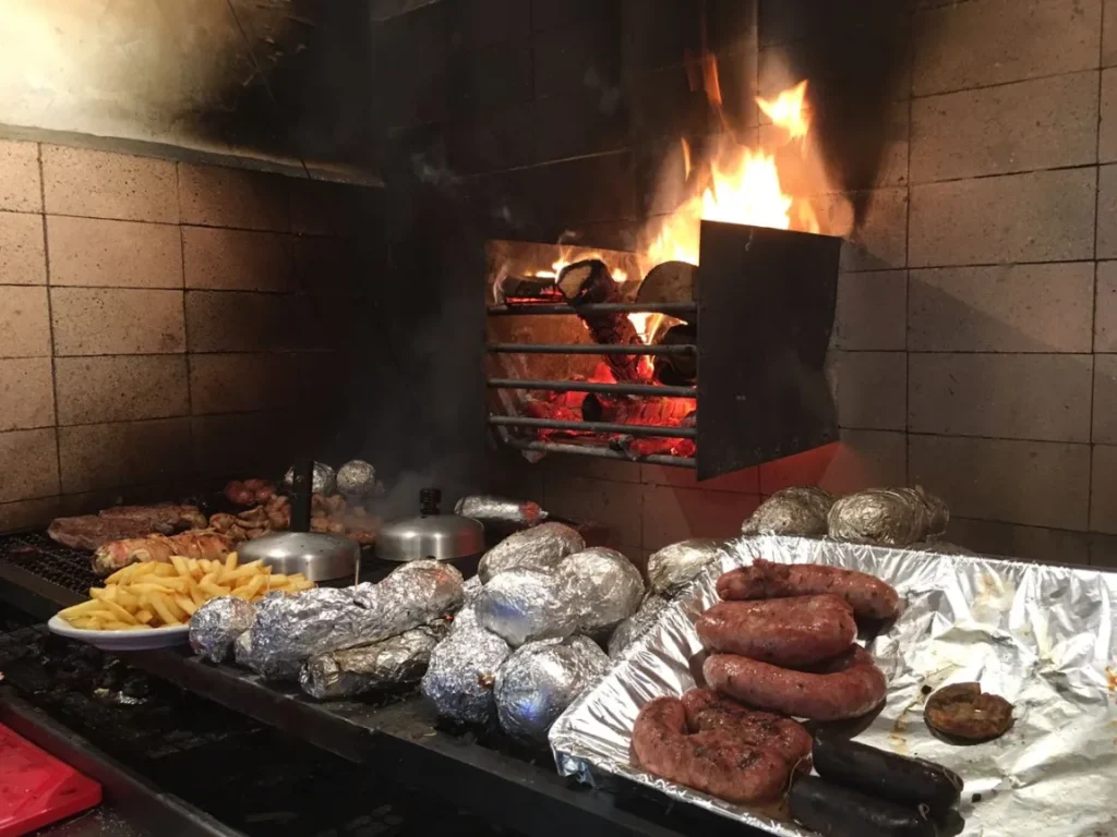 Fachada do restaurante Fuego Celeste em São Paulo, com toldo listrado azul e branco