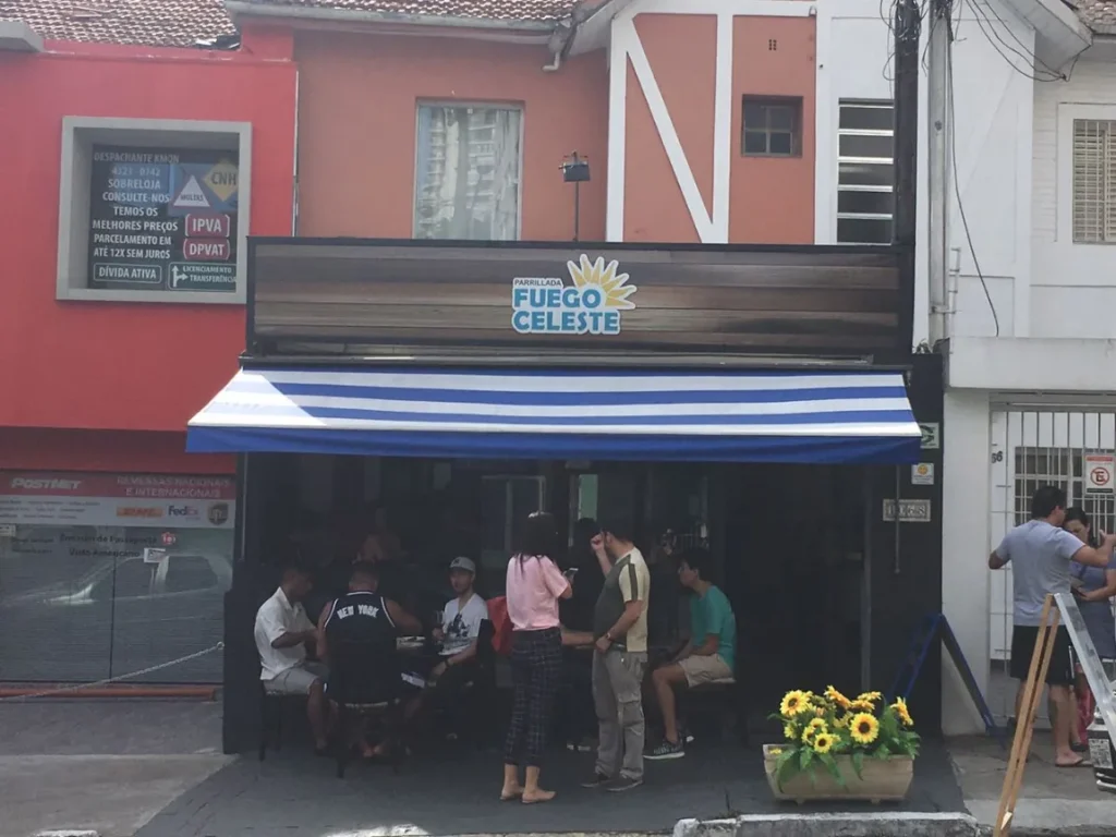 Clientes na entrada do restaurante Fuego Celeste em São Paulo