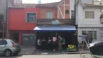 Chorizos, batatas e cortes de carne assando na parrilla do Fuego Celeste
