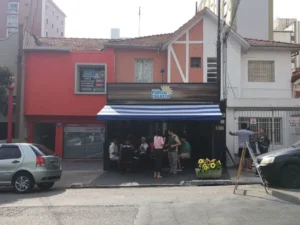 Chorizos, batatas e cortes de carne assando na parrilla do Fuego Celeste