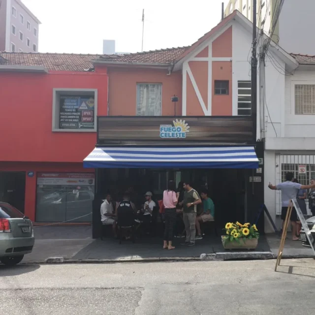 Chorizos, batatas e cortes de carne assando na parrilla do Fuego Celeste