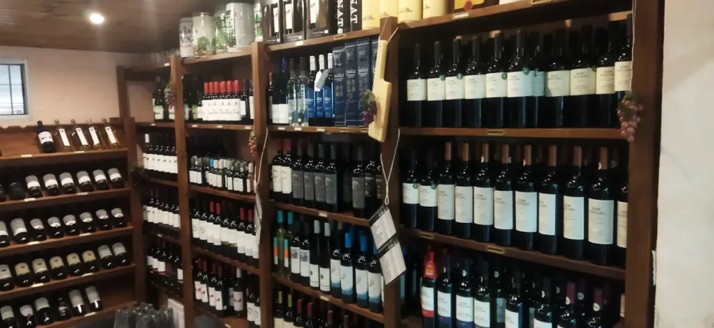 Prateleiras com garrafas de vinho na loja da granja