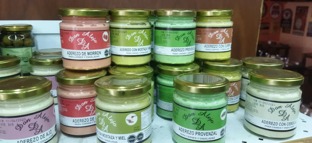 Potes de molhos e conservas produzidos na granja, empilhados na prateleira