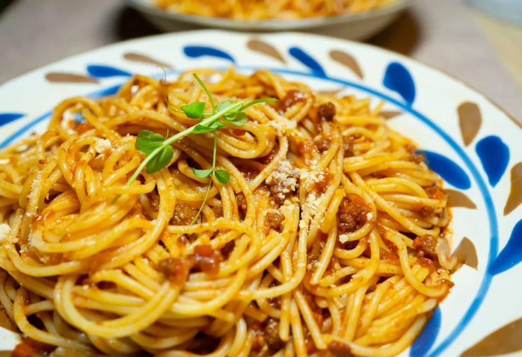Prato de massa com molho, heranca italiana na mesa uruguaia