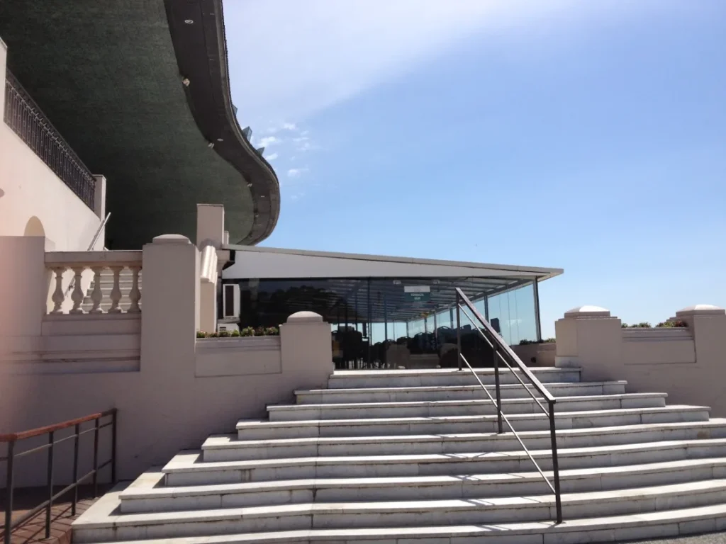 Escadaria de acesso à tribuna do Hipódromo de Maroñas