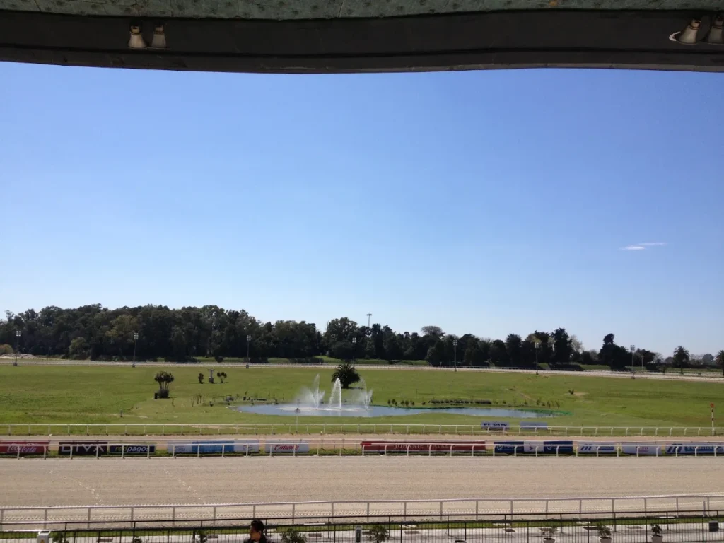 Pista de corrida do hipódromo com lago e chafariz no gramado central