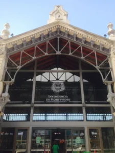 Fachada de ferro e vidro do Mercado Agricola de Montevideo