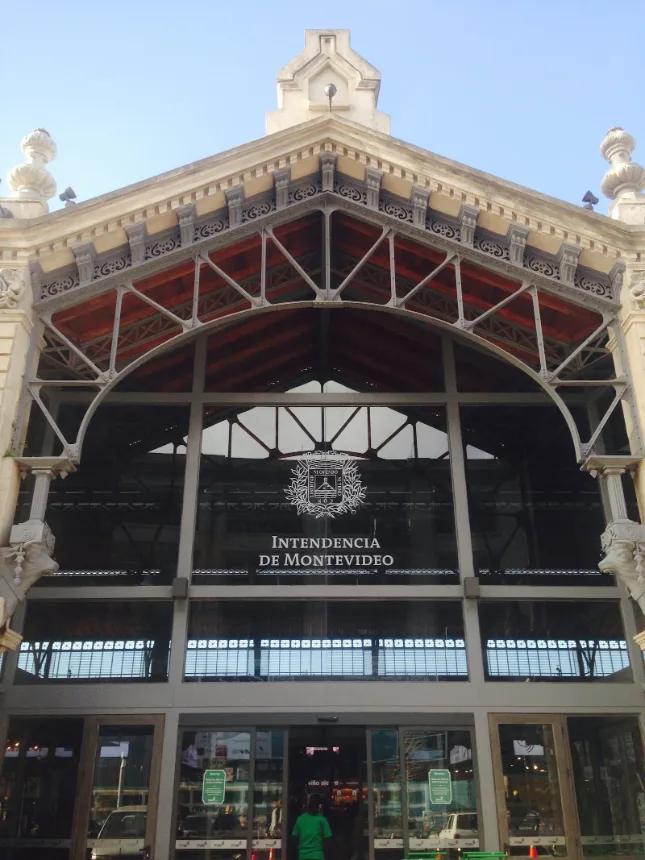 Fachada de ferro e vidro do Mercado Agricola de Montevideo