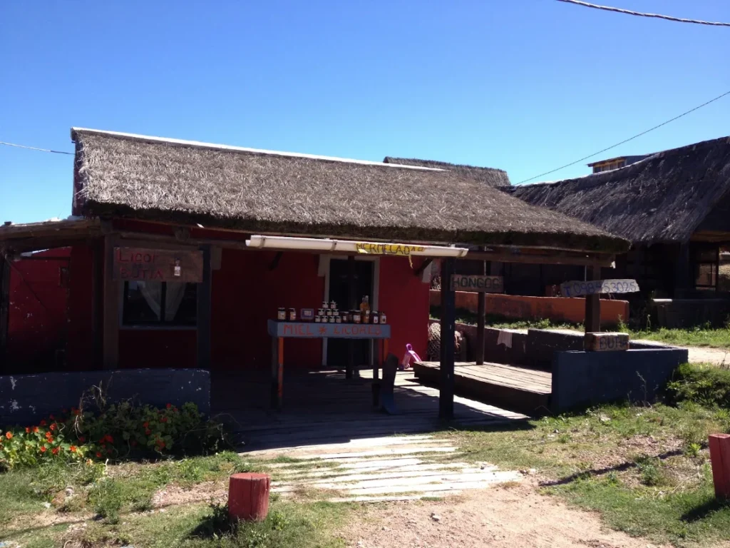 Casa rustica de telhado de palha em Cabo Polonio, exemplo da hospedagem simples do vilarejo