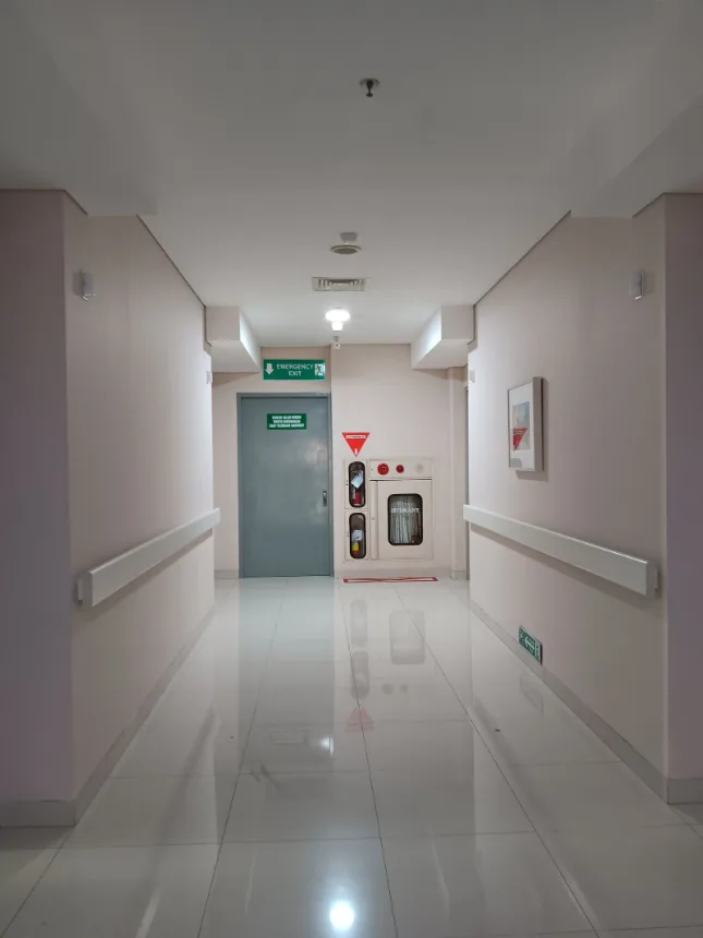 Corredor de hospital limpo e iluminado