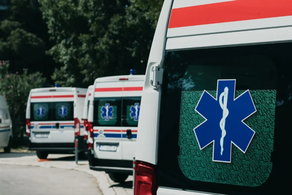 Ambulancias estacionadas lado a lado ao ar livre