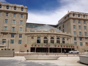 Fachada restaurada do Hotel Casino Carrasco, em Montevideo, sob ceu azul