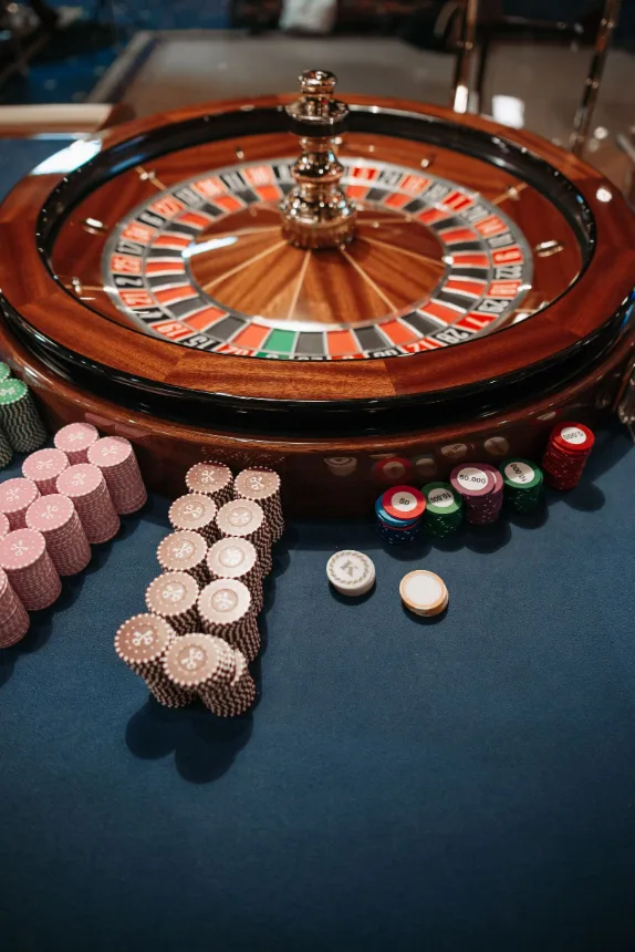 Roleta e fichas sobre a mesa de um cassino