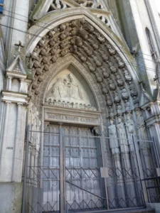 Portal neogótico da Igreja das Carmelitas com tímpano esculpido e arquivoltas