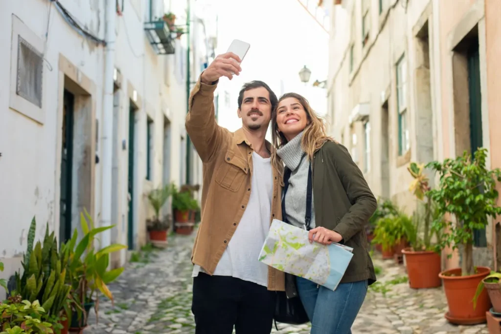 Casal de turistas com mapa em uma rua de pedra